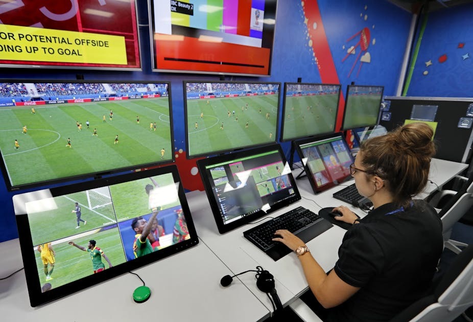 Beberapa kata tentang teknologi VAR dalam sepak bola